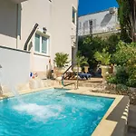 Aura - Comfort 1 With Shared Swimming Pool *